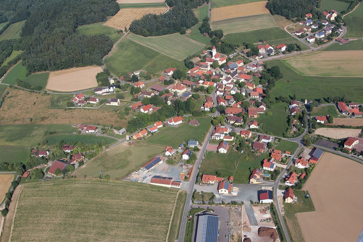 Seebarn mit Kirchenensemble, 2013 — CC BY 3.0 Tilman2007